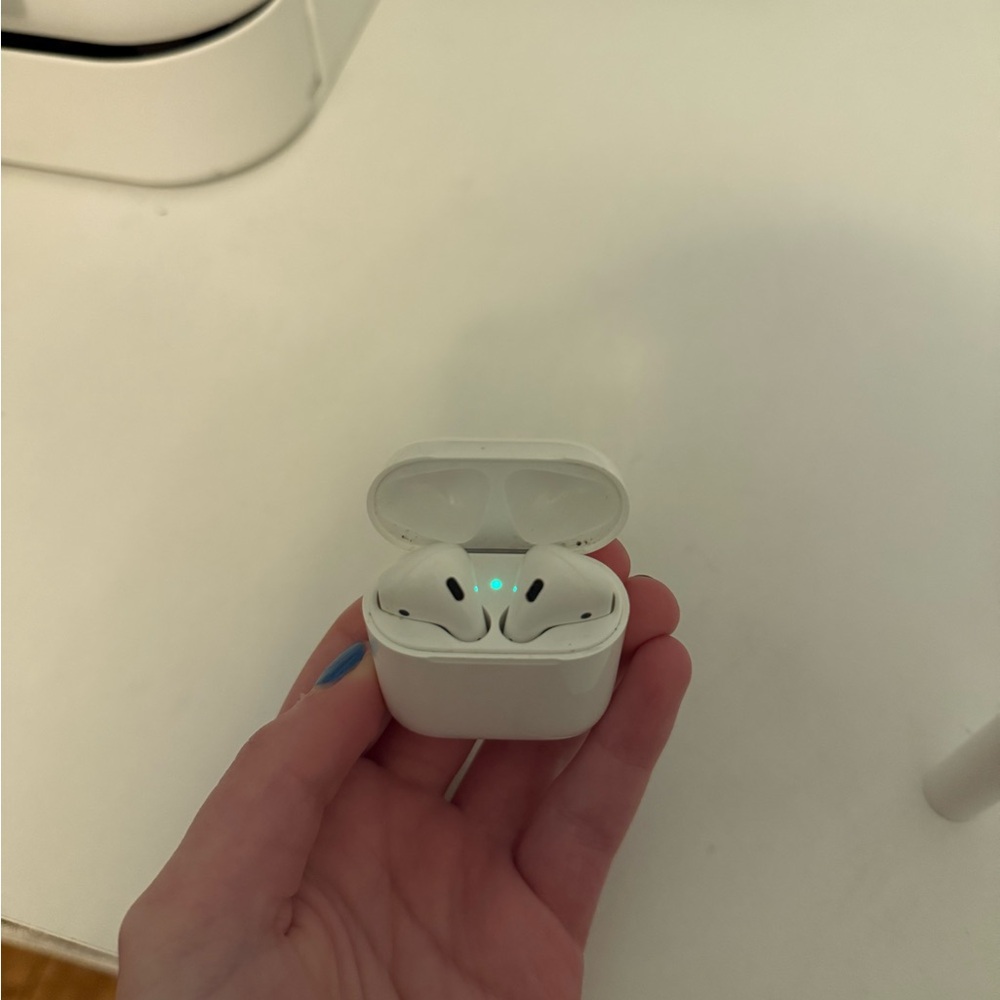 Apple White Air Pod 2 - Picture 3 of 5